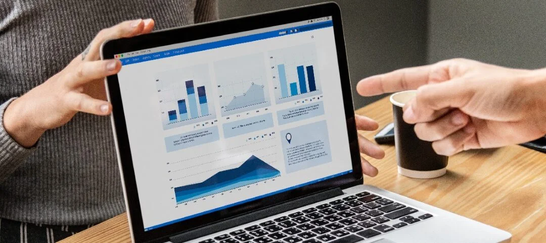 Advertising digital: gráficas presentadas en un computador.