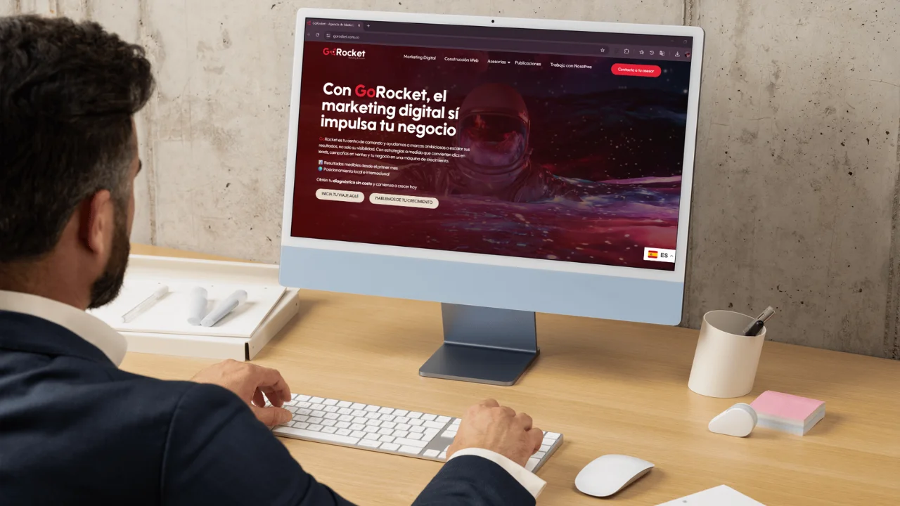 Atraer clientes a tu negocio: Hombre viendo lel home gorocket en su cumputador