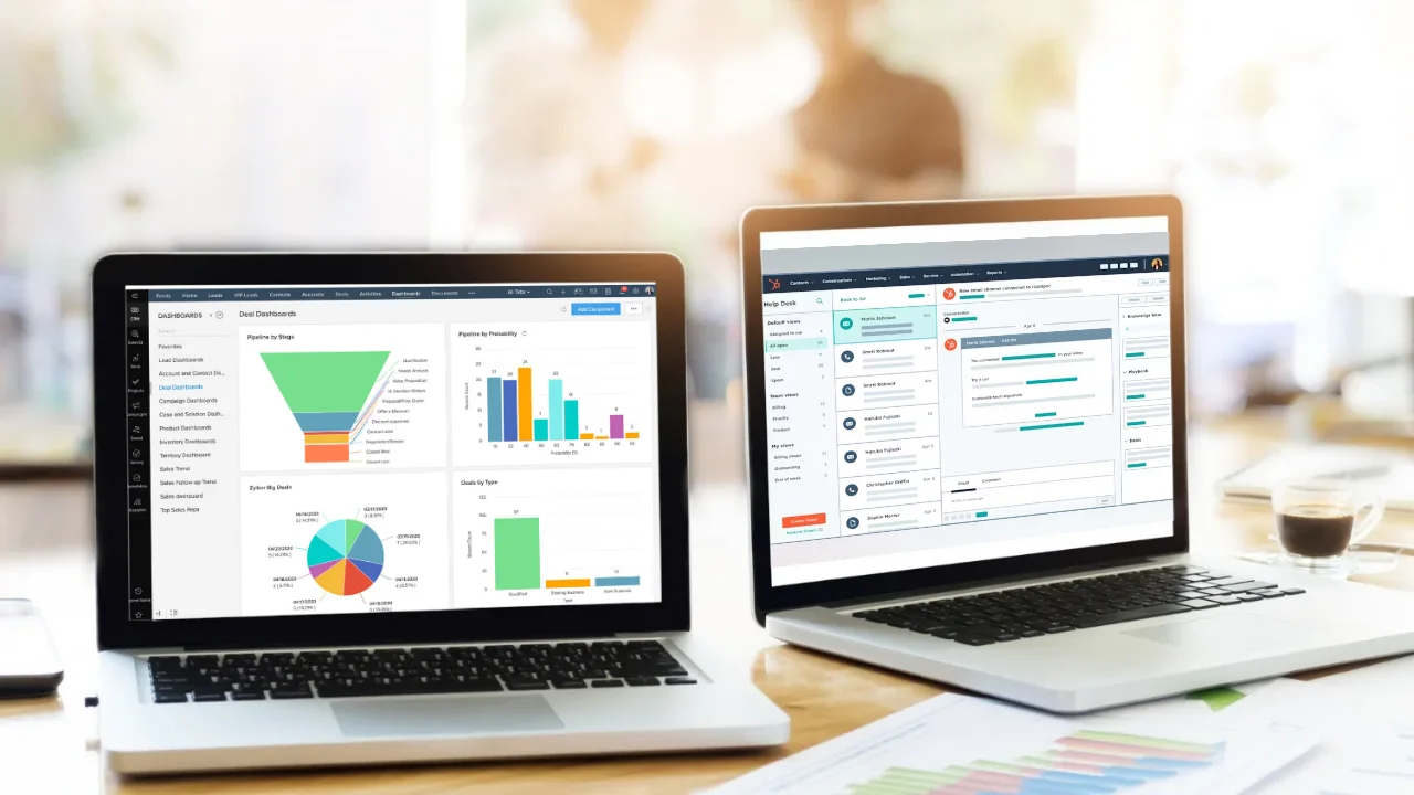 Atraer clientes a tu negocio: Dos computadores mostrando estadisticas