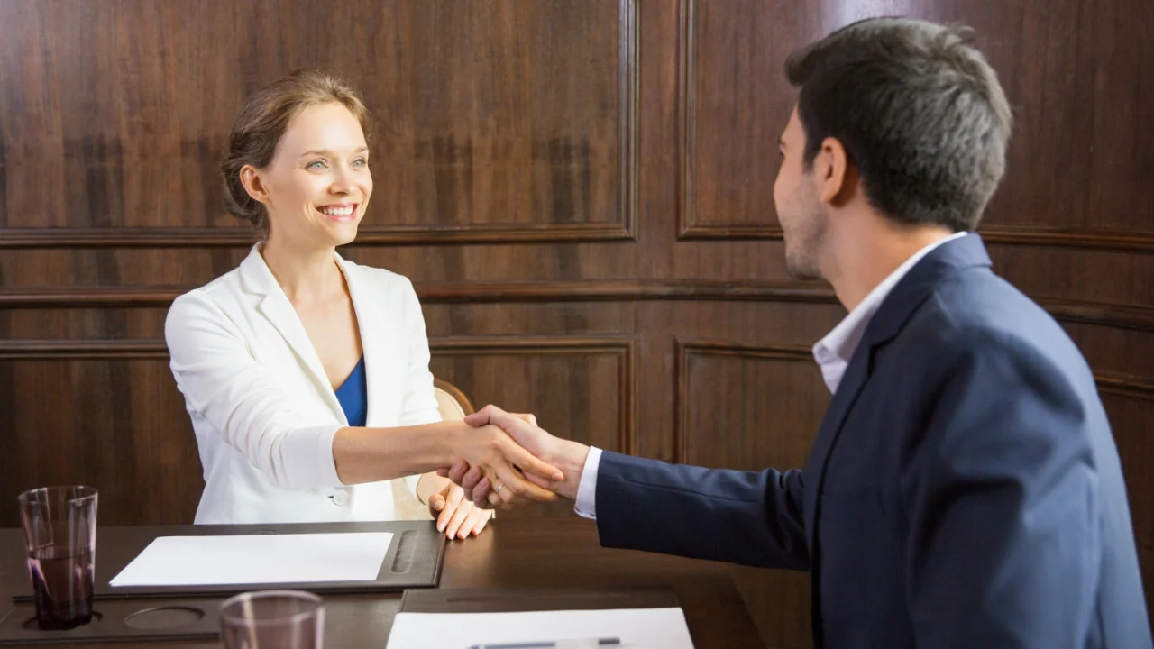 Atraer clientes a tu negocio: Dos personas estrechandose la mano