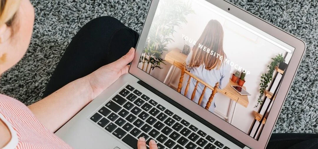 Landing page: Mujer observando su computador