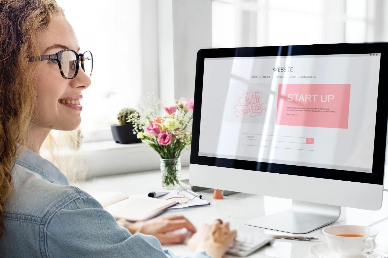 Landing page: mujer sonriendo meintras ve su computador