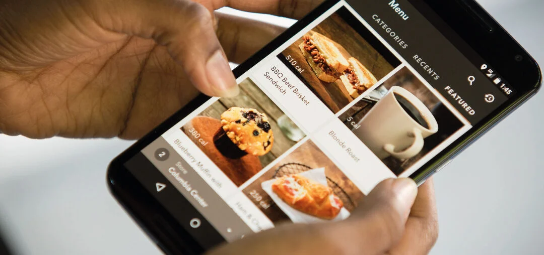 Cómo digitalizar los servicios de mi restaurante: celular mostrando un menpu digital