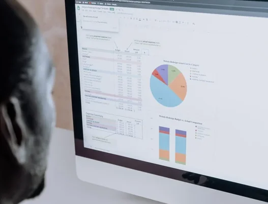 correo corporativo: hombre analizando gráficas