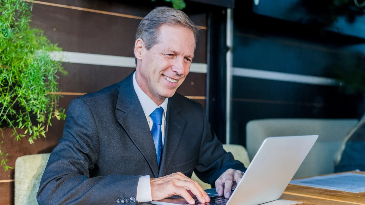 Diseñar páginas web: Ejecutivo observando con felicidad un computador