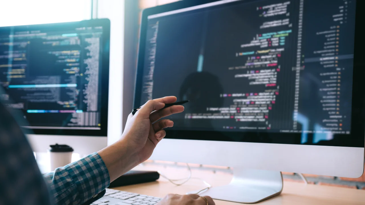 Diseñar páginas web: Persona señalando un bloque de código
