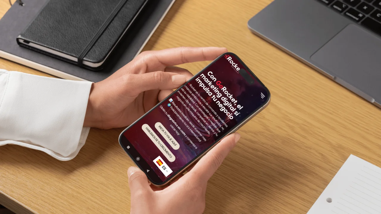 Diseñas paginas web: Persona revisando la pagina de GoRocket en su telefono