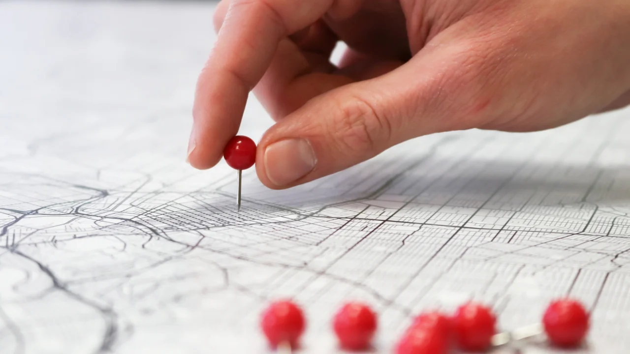 Empresario señalando un mapa con foco en EE.UU., España o Chile