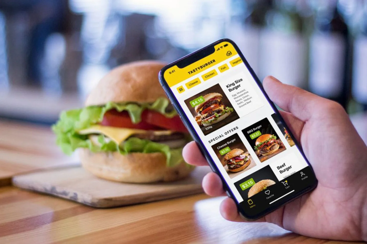 Mrketing digital: celular mostrando interfaz de un menú digital con una hamburguesa de fondo.