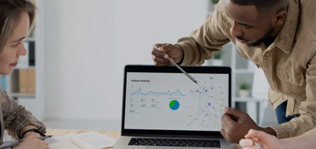 Marketing plan: hombre explicando gráficas en una tablet a una mjuer.