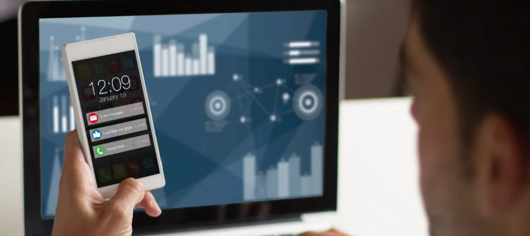 Paginas web: Hombre revisando las notificaciones de su telefono.