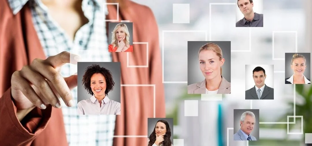 Público objetivo: mujer seleccionando imagenes de personas