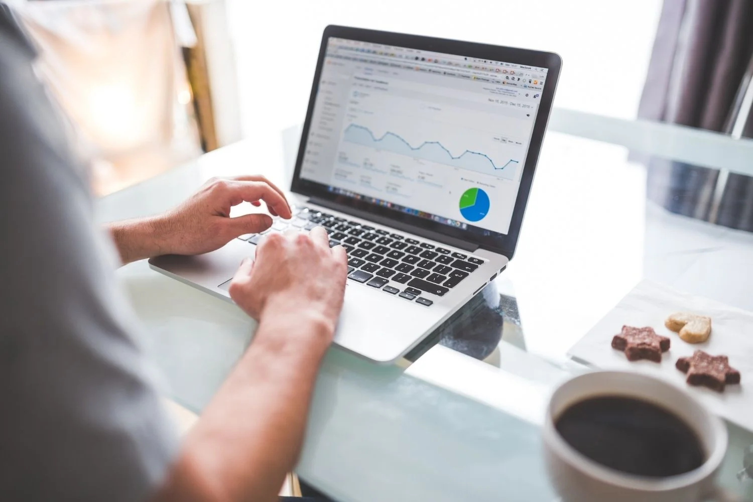 Campañas publicitarias: Persona escribiento en su computador