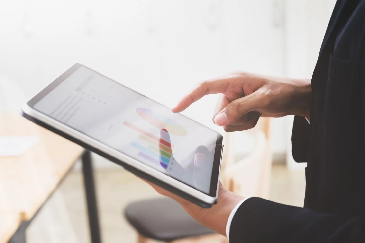 Campañas publicitarias: Hombre viendo una tablet