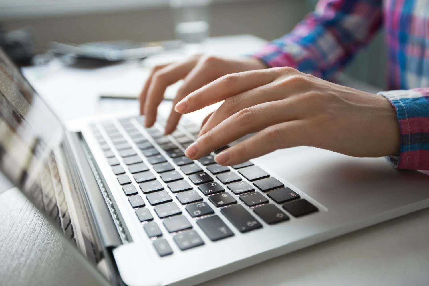 Campañas publicitarias: Hombre escribiendo en su computador