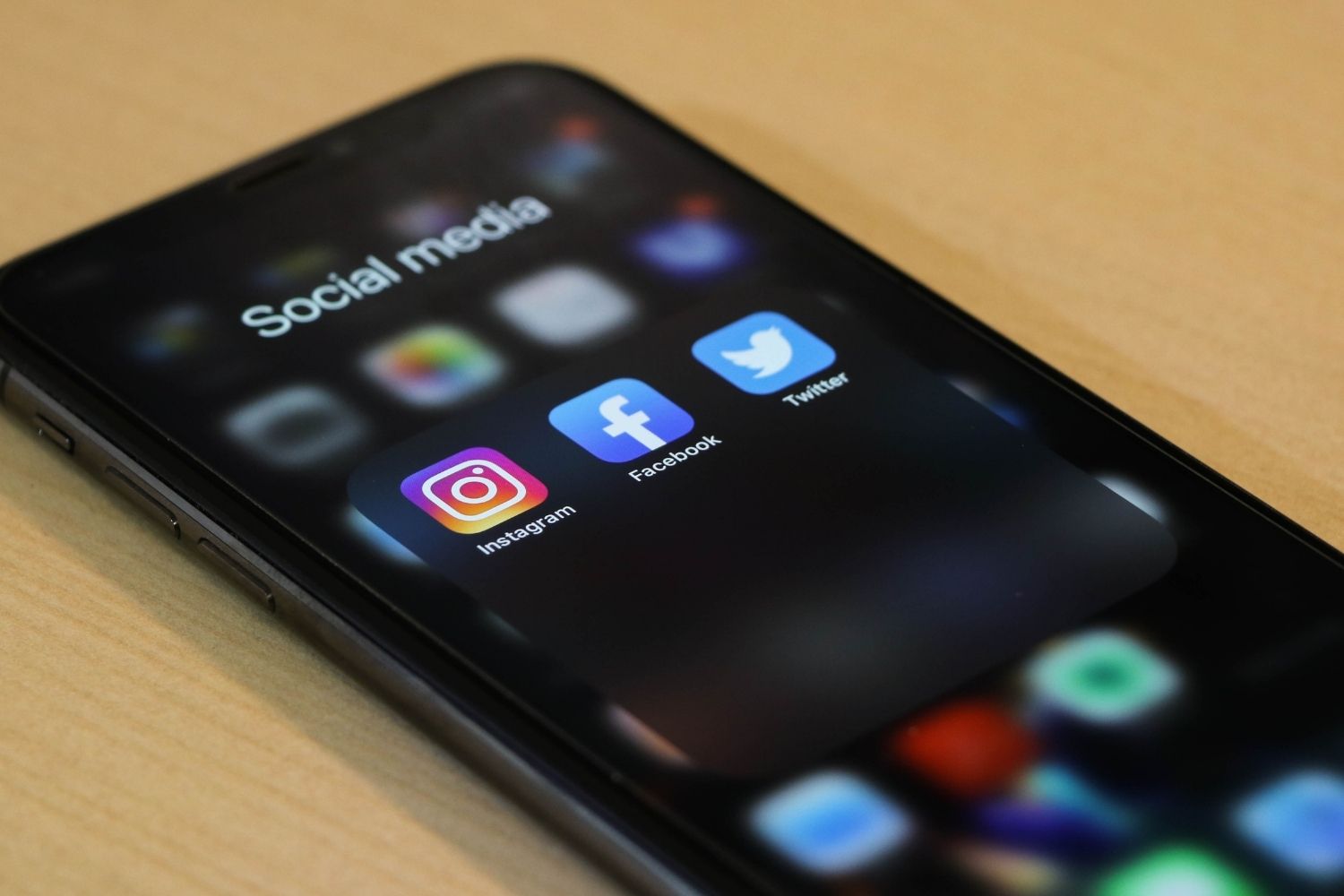 Social media: Celular mostrando iconos de 3 redes sociales