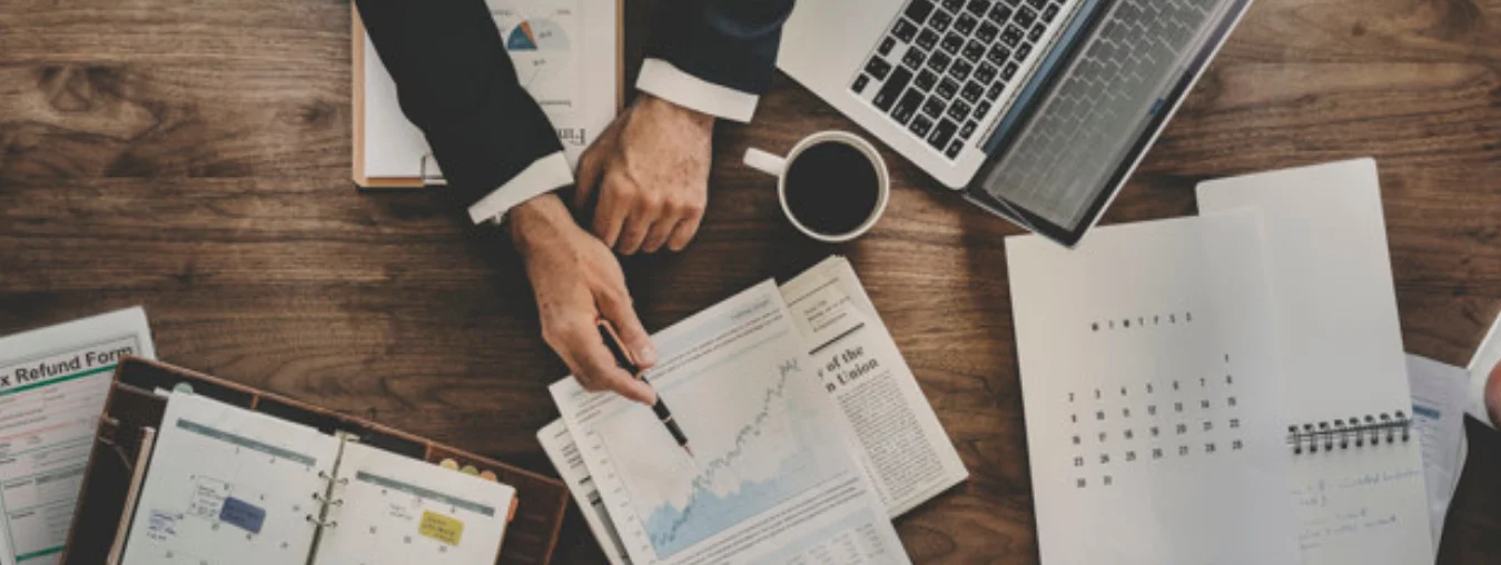 Formula ROI: Ejecutivo explicando unas gráficas