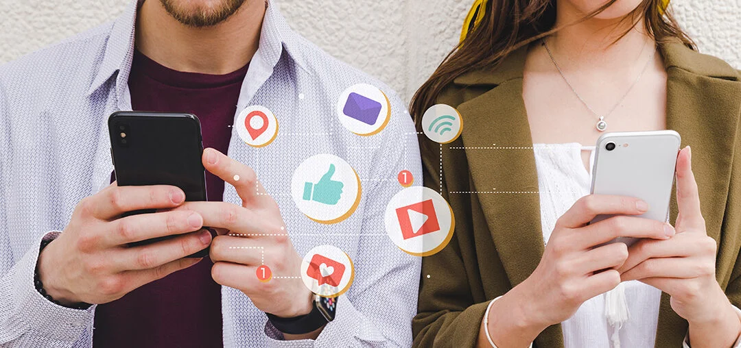 Redes sociales: dos personas revisando redes sociales en sus telefonos.