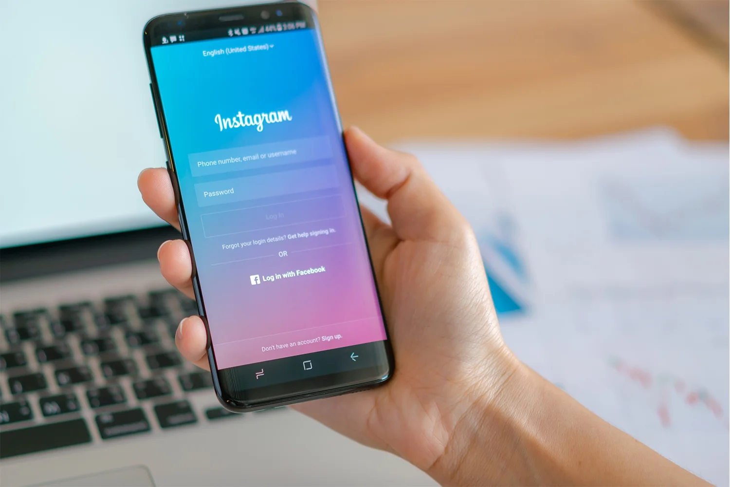 Redes sociales: celular en la interfaz de login de instagram.