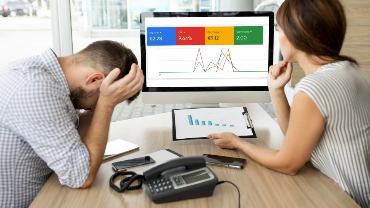 publicidad para negocios: Una escena de frustración profesional alguien viendo la pantalla con cara de confusión o decepción, rodeado de papeles, tablet o laptop abierta con gráficos en rojo o caída.