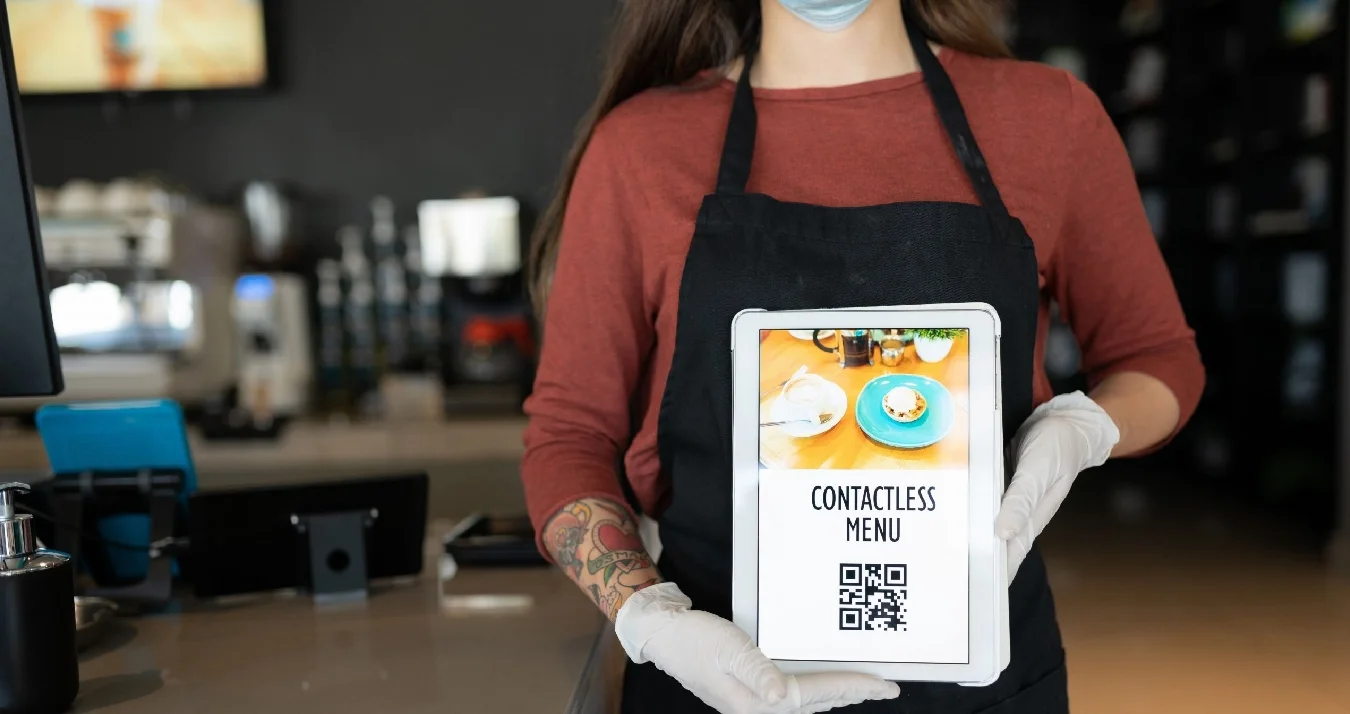 Menú de restaurante: menú de restaurante presentado en un tablet sostenido por una mujer.